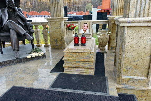 Мемориальный комплекс со статуей покойного в полный рост